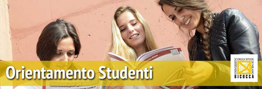 Foto di 3 ragazze giovani in primo piano che leggono sorridenti delle brochure Bicocca Foto di 3 ragazze giovani in primo piano che leggono sorridenti delle brochure Bicocca