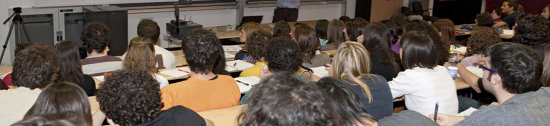 Foto di di studenti in un'aula universitaria che seguono una lezione